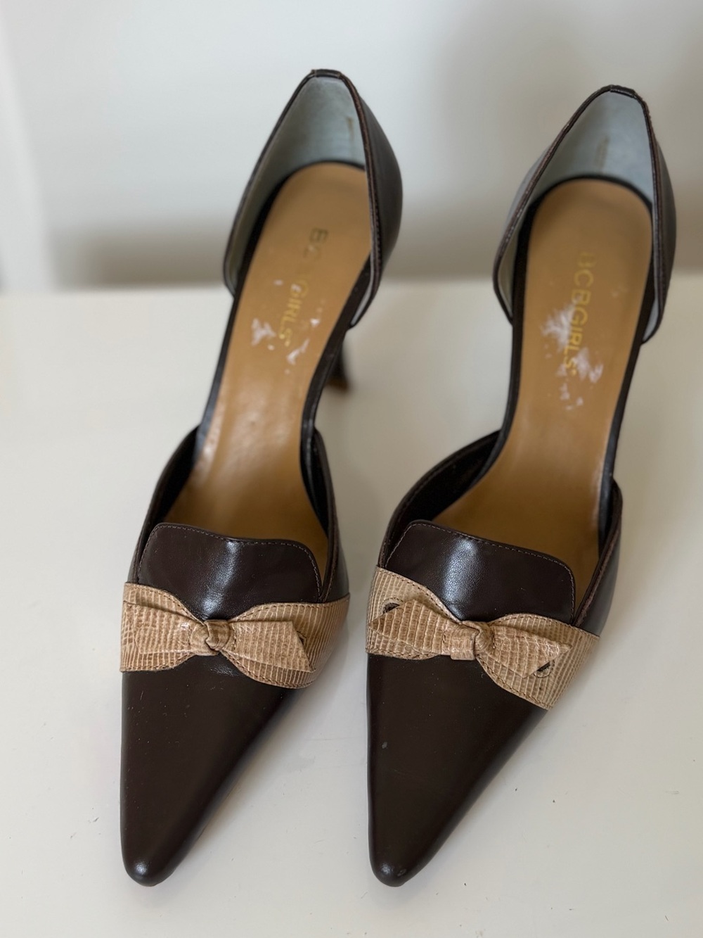 BCBGirls Brown Leather Pointed Toe D’Orsay Pumps Bow Heels Size 7B Y2K - Picture 2 of 5